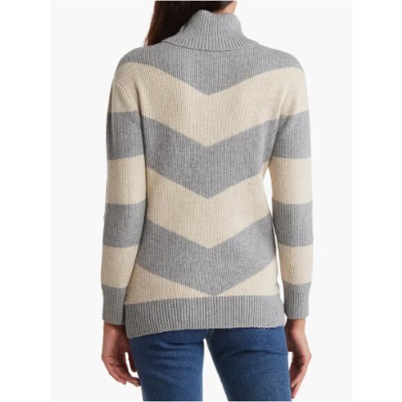 NEW T TAHARI Blue Cream Chevron Turtleneck Pullover Sweater Size 12 - Picture 2 of 7